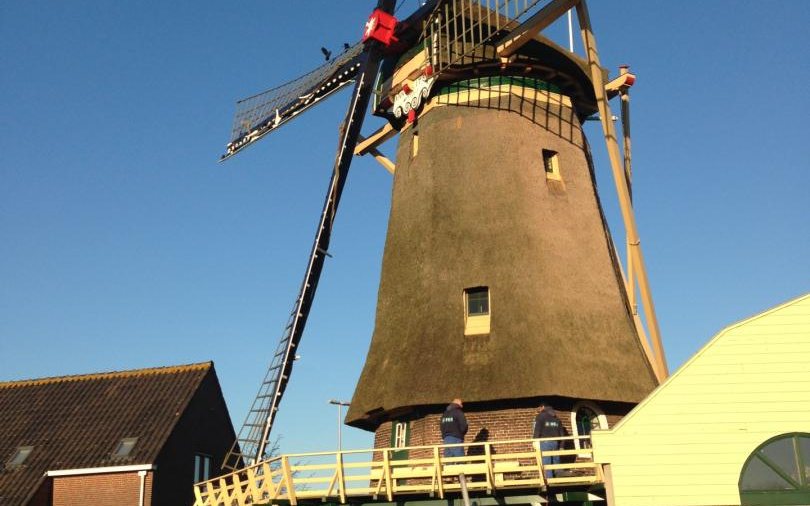 Twee medewerkers op de stelling van een windmolen